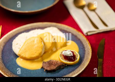 Svickova, un plat traditionnel tchèque, présenté avec du bœuf, des boulettes, de la sauce à la crème et des canneberges Banque D'Images