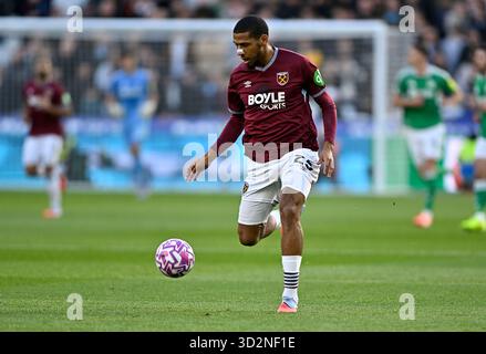 Londres, Royaume-Uni. 2 novembre 2025. Jean-clair Todibo (West Ham) lors du match de West Ham vs Newcastle premier League au London Stadium Stratford. Cette image est RÉSERVÉE à UN USAGE ÉDITORIAL. Licence requise de Football DataCo pour toute autre utilisation. Crédit : MARTIN DALTON/Alamy Live News Banque D'Images