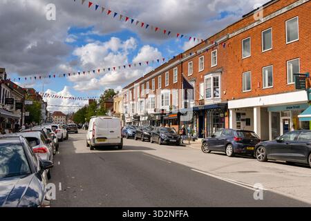 Marlow, Buckinghamshire, Angleterre, Royaume-Uni - 20 juillet 2025 : voitures garées sur High Street dans la ville de Marlow dans le Buckinghamshire. Banque D'Images