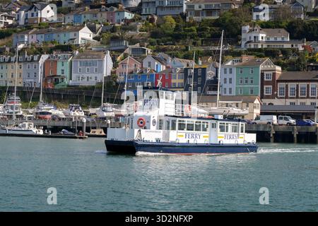 Kingswear, Devon, Angleterre, Royaume-Uni - 24 avril 2025 : petit ferry assurant le service sur la rivière Dart entre dartmouth et Kingswear Banque D'Images
