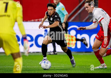 Utrecht, pays-Bas. 02 novembre 2025. UTRECHT, PAYS-BAS - 2 NOVEMBRE : Kento Shiogai du NEC dribble lors du match néerlandais Eredivisie entre le FC Utrecht et le NEC Nijmegen au Stadion Galgenwaard le 2 novembre 2025 à Utrecht, pays-Bas. (Photo de Broer van den Boom/Orange Pictures) crédit : Orange pics BV/Alamy Live News Banque D'Images