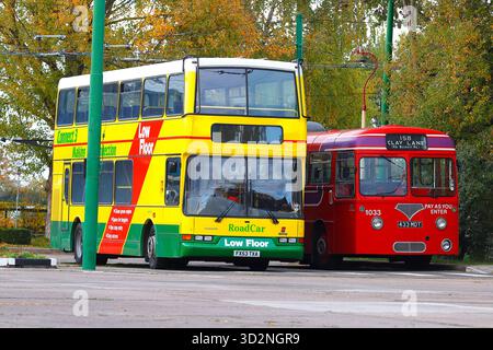 Une livrée de voiture de route Volvo B7TLin et un Red Leyland Tiger Cub exposés et utilisés au Sandtoft trolleybus Museum dans le North Lincolnshire, au Royaume-Uni Banque D'Images