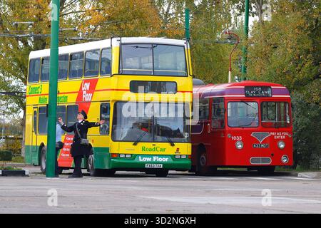 Une livrée de voiture de route Volvo B7TLin et un Red Leyland Tiger Cub exposés et utilisés au Sandtoft trolleybus Museum dans le North Lincolnshire, au Royaume-Uni Banque D'Images