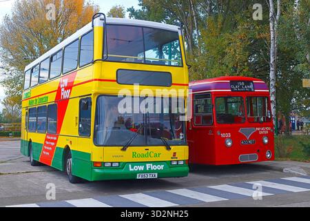 Une livrée de voiture de route Volvo B7TLin et un Red Leyland Tiger Cub exposés et utilisés au Sandtoft trolleybus Museum dans le North Lincolnshire, au Royaume-Uni Banque D'Images