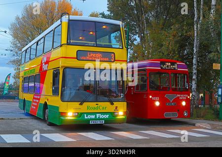 Une livrée de voiture de route Volvo B7TLin et un Red Leyland Tiger Cub exposés et utilisés au Sandtoft trolleybus Museum dans le North Lincolnshire, au Royaume-Uni Banque D'Images