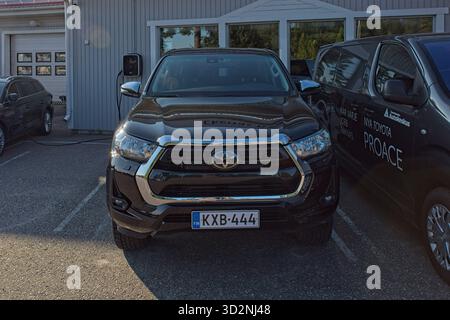 Horsbäck, Raasepori, Finlande - 2 août. 2025 : Toyota Hilux VIII 2,8 TD 4WD (2025) garé. Banque D'Images