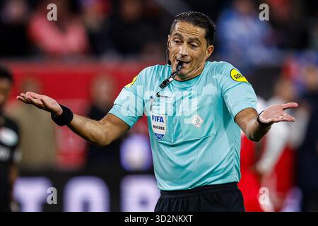 Utrecht, pays-Bas. 02 novembre 2025. UTRECHT, PAYS-BAS - 2 NOVEMBRE : L'arbitre Serdar Gozybuyuk a été confus lors du match Néerlandais Eredivisie entre le FC Utrecht et le NEC Nimègue au Stadion Galgenwaard le 2 novembre 2025 à Utrecht, pays-Bas. (Photo de Broer van den Boom/Orange Pictures) crédit : Orange pics BV/Alamy Live News Banque D'Images