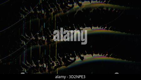 Erreur de pixel. Distorsion de la matrice. Liquide néon flottant sur fond noir abstrait fissuré. Lumière parasite colorée avec effet de flou artistique. Banque D'Images