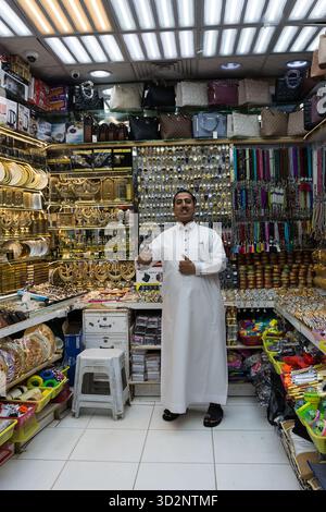 Medina, Arabie Saoudite - 21 avril 2025 : le vendeur de souvenirs vous invite à acheter dans une boutique en Arabie Saoudite. Banque D'Images