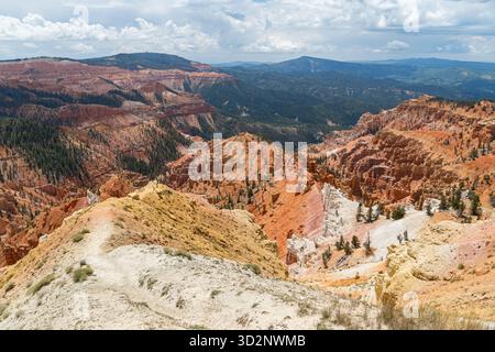Vue panoramique du monument national de Cedar Breaks depuis North View Lookout dans l'Utah, États-Unis Banque D'Images