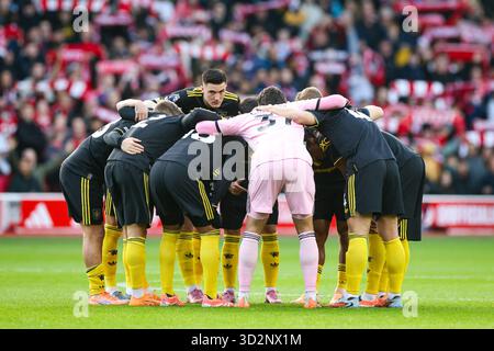 West Bridgford, Royaume-Uni. 01 novembre 2025. United Huddle pendant le match de Nottingham Forest contre Manchester United premier League au City Ground, West Bridgford, Angleterre le 1er novembre 2025 crédit : Phil Duncan/Every second Media crédit : Every second Media/Alamy Live News Banque D'Images