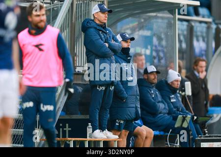 Drammen 20251102. L'entraîneur des Vikings Morten Jensen et l'entraîneur Bjarte Lunde Aarsheim lors du match de football d'élite entre Strømsgodset et Viking au stade Marienlyst. Photo : Trond R. Teigen / NTB ce texte est traduit automatiquement Banque D'Images