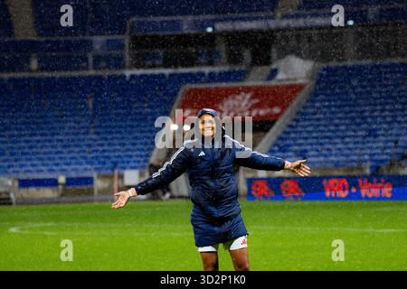 Lyon, France. 02 novembre 2025. Wendie Renard (3 Olympique Lyonnais) célèbre avec les fans lors du match Arkema Premiere Ligue entre l’OL Lyonnes et le Paris FC au Groupama Stadium de Lyon, France. Crédit : SPP Sport Press photo. /Alamy Live News Banque D'Images