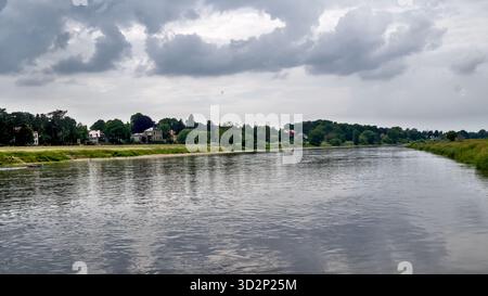 Vue sur l'Elbe qui coule en aval de Pillnitz vers Dresde, avec des eaux calmes et des paysages riverains. Banque D'Images