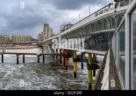 Piliers de soutien colorés sous la jetée de Scheveningen, la Haye Banque D'Images
