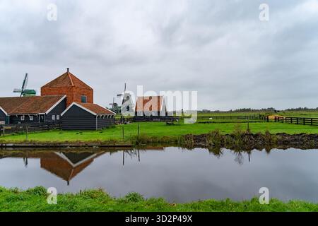 Fermes hollandaises traditionnelles et moulins à vent à Zaanse Schans Banque D'Images
