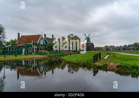 Maisons hollandaises traditionnelles et moulin à vent par canal à Zaanse Schans Banque D'Images