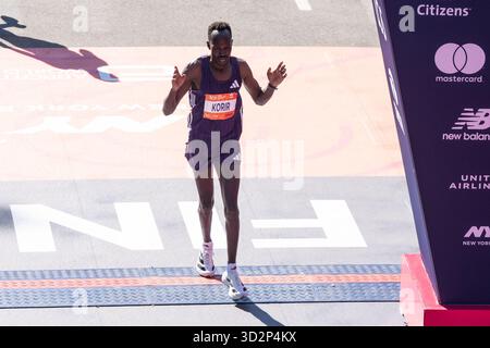 New York, États-Unis. 02 novembre 2025. Albert Korir du Kenya vainqueur de la 3e place avec un temps de 2 :08 :57 du NYC TCS Marathon dans la ligne d'arrivée professionnelle de division ouverte masculine à Central Park à New York, NY le 2 novembre 2025. (Photo de Lev Radin/Sipa USA) crédit : Sipa USA/Alamy Live News Banque D'Images