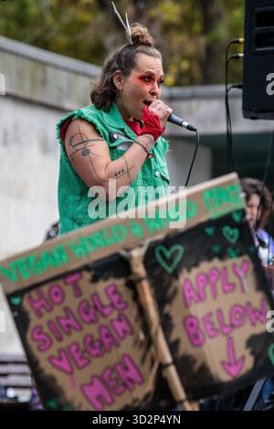 Londres, Royaume-Uni. 1er novembre 2025. Un chanteur-compositeur végétalien divertit des militants des droits des animaux qui assistent à la marche nationale des droits des animaux. Crédit : Mark Kerrison/Alamy Live News Banque D'Images