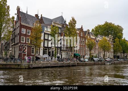 Maisons de canal historiques le long du front de mer à Amsterdam, jour d'automne Banque D'Images