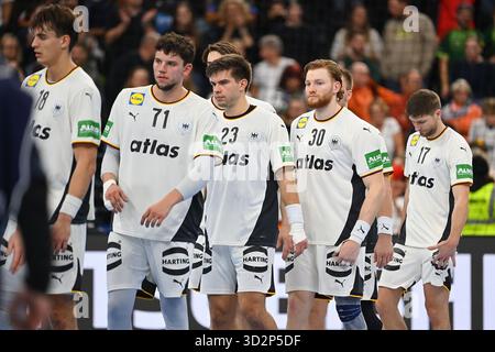 Munich, Deutschland. 02 novembre 2025. Photo de l'équipe, joueurs après le match. De gauche à droite : Julian Koester (GER), Marco Grgic (GER), Renars UScins (GER), Tom Kiesler (GER), Lukas Zerbe (GER), handball international match Allemagne (GER) - Islande (ISL) 29-31 le 2 novembre 2025, SAP Garden Credit : dpa/Alamy Live News Banque D'Images