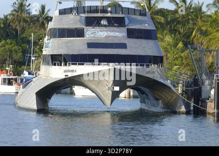 Port Douglas, Queensland, Australie 3 octobre 2025 le catamaran futuriste Quicksilver amarré à quai du port extérieur de Port Dougl Banque D'Images