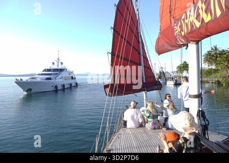 Port Douglas, Queensland, Australie 3 octobre 2025 croisière au coucher du soleil sur le Shaolin - une jonque chinoise basée à Port Douglas Banque D'Images