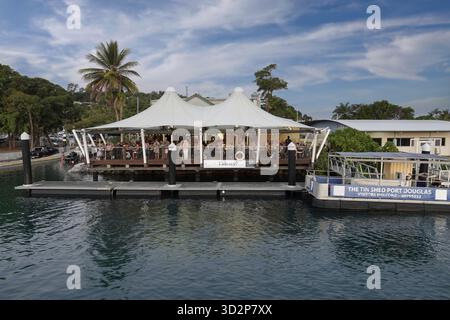 Port Douglas, Queensland, Australie 3 octobre, 2025 croisière au coucher du soleil sur le Shaolin - un bateau de jonque chinois (basé à Port Douglas ) passe le hangar de Tin Banque D'Images