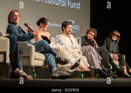 Los Angeles, États-Unis. 31 octobre 2025. 31 octobre 2025, Los Angeles, CA, de droite à gauche : réalisateur Richard Linklater, Zoey Deutch (Jean Seberg) Guillaume Marbeck (Jean-Luc Godard), Aubry Dullin (Jean-Paul Belmondo) et Pauline belle (Suzon Faye). Présentation du film Nouvelle vague au concours American French film Festival. Suivi d'une conversation avec le réalisateur Richard Linklater, les acteurs Guillaume Marbeck et Zoey Deutch (photo Alberto Sibaja/Pacific Press/Sipa USA) crédit : Sipa USA/Alamy Live News Banque D'Images