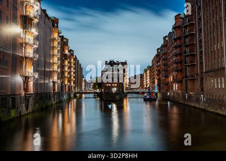 Canal de Wasserschloss et Speicherstadt la nuit à Hambourg Banque D'Images