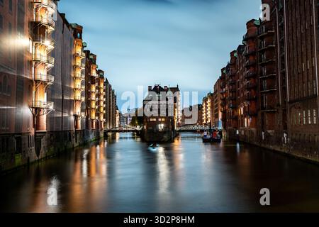 Canal de Wasserschloss et Speicherstadt la nuit à Hambourg Banque D'Images
