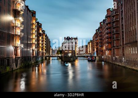 Canal de Wasserschloss et Speicherstadt la nuit à Hambourg Banque D'Images