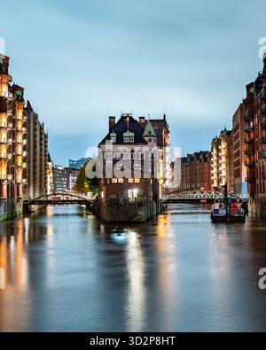 Canal de Wasserschloss et Speicherstadt la nuit à Hambourg Banque D'Images