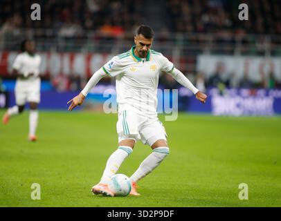 Turin, Italie. 02 novembre 2025. Zeki Celik de l'AS Roma lors de la série A italienne, saison 2025-2026, match de football entre l'AC Milan et L'AS Roma le 02 novembre 2025 au Stadio Giuseppe Meazza, San SRIO, Milan, Italie. Crédit : Nderim Kaceli/Alamy Live News Banque D'Images