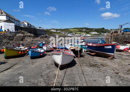 Coverack, Angleterre, 24 juillet 2017 ; Petits bateaux de pêche colorés dans le port du village de pêcheurs cornique. Banque D'Images