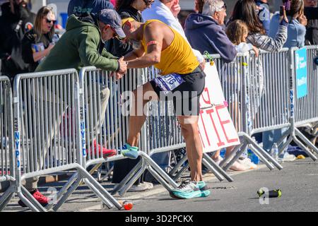 New York, États-Unis. 2 novembre 2025. Un participant a dû s'arrêter alors qu'il courait au New York City TCS Marathon 2025. Crédit : Enrique Shore/Alamy Live News Banque D'Images