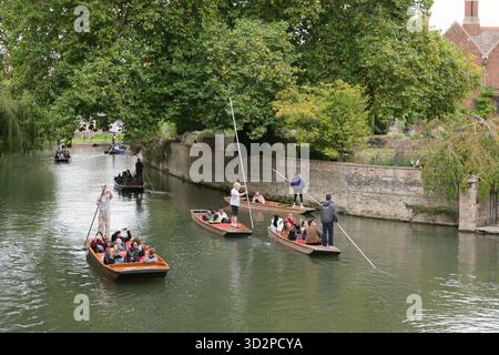 Punting sur la River Cam à Cambridge par St John's College Master's Lodge Garden à la fin de l'été Banque D'Images