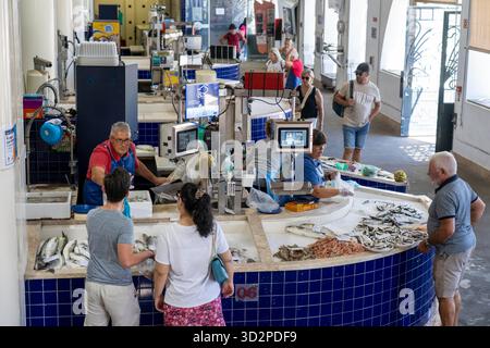 Le marché central, Markthalle, Mercado Municipal de Lagos, sur trois étages, offrant toutes sortes de nourriture, marché aux poissons, à Lagos, à l'ouest de l'Al Banque D'Images