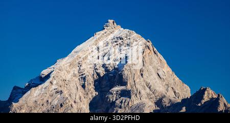 Paysage d'automne pittoresque de Monte Antelao 3263m), le plus haut sommet de Cadore et le deuxième des Dolomites (après la 'Reine' Marmolada, 3343 m) Banque D'Images