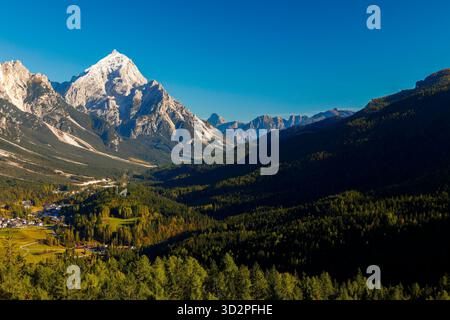 Paysage d'automne pittoresque de Monte Antelao 3263m), le plus haut sommet de Cadore et le deuxième des Dolomites (après la 'Reine' Marmolada, 3343 m) Banque D'Images