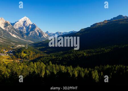 Paysage d'automne pittoresque de Monte Antelao 3263m), le plus haut sommet de Cadore et le deuxième des Dolomites (après la 'Reine' Marmolada, 3343 m) Banque D'Images