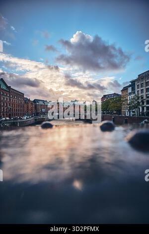 Coucher de soleil dans le quartier des entrepôts Hamburgs avec vue sur l'Elbphilharmonie Banque D'Images