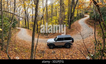 Ford Bronco Big Bend (2 portes) à côté de la route sinueuse dans la forêt nationale de Pisgah - près de Brevard, Caroline du Nord, États-Unis Banque D'Images