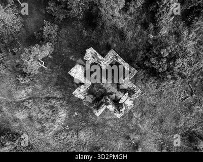 Vue drone de la chapelle de l'exaltation des ruines de la Sainte Croix à Bristev. Entourés par la nature, les vestiges de la structure donnent un aperçu du passé et évoquent un sens de l’histoire. Banque D'Images