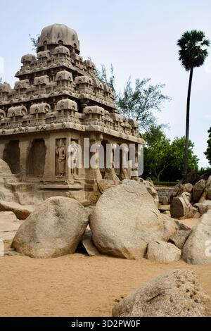 Dharmaraja Ratha, l'un des cinq temples monolithiques Pancha Rathas sculptés dans le granit à Mahabalipuram, Tamil Nadu, Inde. Banque D'Images