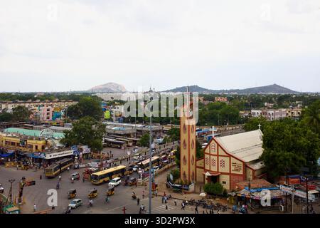 Station de bus Periyar et église Saint Rédempteur T.E.L.C vue depuis le Residency Hotel, Madurai, Tamil Nadu, Inde, avec des collines en arrière-plan. Banque D'Images