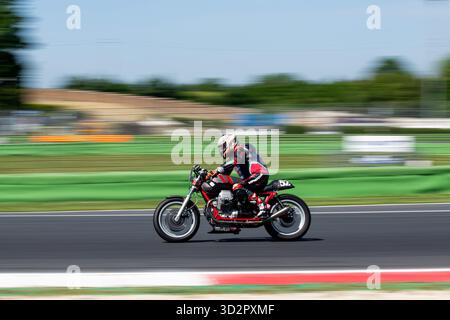 Moto vintage Moto Guzzi en action pendant la course avec fond flou, photographie de sport automobile Banque D'Images