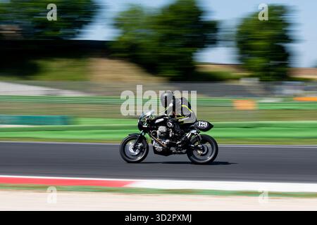 Moto vintage Moto Guzzi en action pendant la course avec fond flou, photographie de sport automobile Banque D'Images