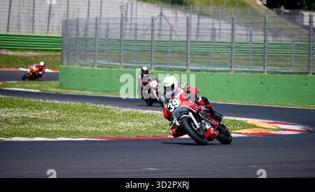 Moto Moto Guzzi en action pendant la course, photographie de sport automobile Banque D'Images