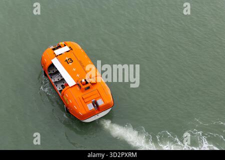 Bateau de sauvetage évacuant les passagers du bateau de croisière à se Banque D'Images